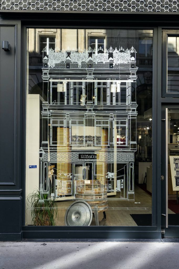 Vitrophanie de l’illustration Paper & Pen sur les vitrines de Miele