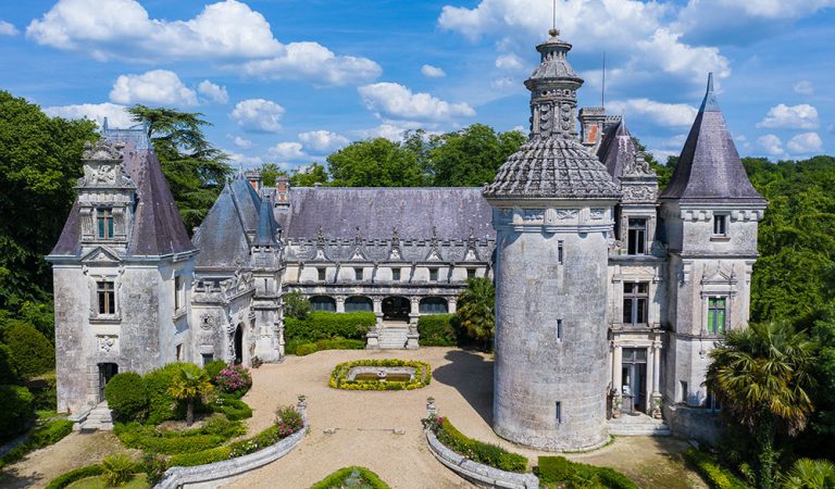 L’illustration d’un château pour créer des cartes postales touristiques